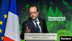 Presiden Perancis Francois Hollande berpidato dalam upacara yang menandai ulang tahun ke-25 Disneyland Paris Resort di Chessy, dekat Paris (25/2). (Reuters/Christophe Petit Tesson)