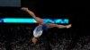 La estadounidense Simone Biles compite durante la final individual de viga de equilibrio de gimnasia artística femenina en el Bercy Arena en los Juegos Olímpicos de Verano de 2024, el 5 de agosto de 2024, en París, Francia.