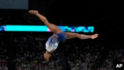 La estadounidense Simone Biles compite durante la final individual de viga de equilibrio de gimnasia artística femenina en el Bercy Arena en los Juegos Olímpicos de Verano de 2024, el 5 de agosto de 2024, en París, Francia.