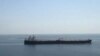 Sebuah kapal tanker tampak berlayar di Teluk Oman (foto: dok). Angkatan Laut Iran dilaporkan menyita sebuah kapal tanker pada hari Kamis (11/1). 