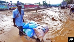 Une rue inondée à Port-au-Prince