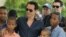 Marc Anthony con algunos de los niños beneficiados con su obra en República Dominicana.