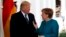 Trump y Merkel trataron de hacer a un lado sus diferencias cuando se reunieron al viernes en la Casa Blanca, aunque el encuentro tuvo algunos momentos incómodos.