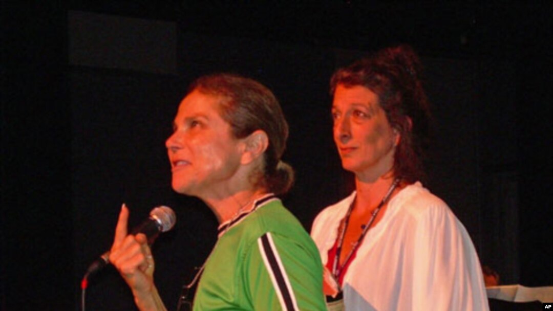 Instructor Tovah Feldshuh with student Nancy Gair at the International Cabaret Conference held at Yale University.