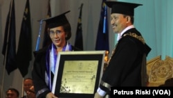 Menteri Kelautan dan Perikanan Susi Pudjiastuti menerima penghargaan gelar kehormatan Doktor Honoris Causa dari ITS Surabaya.