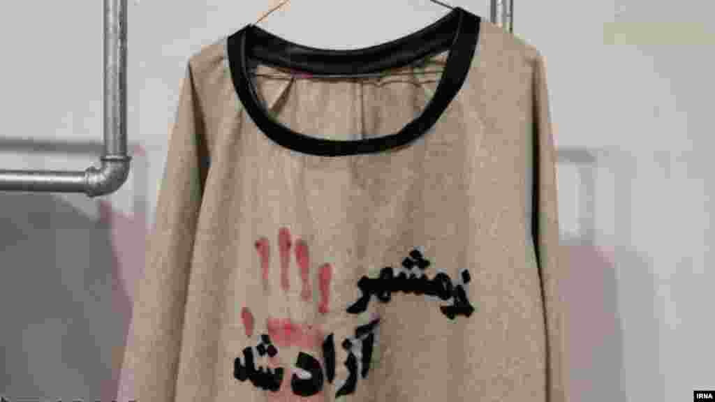 در فرهنگسرای نیاوران تهران، نمایشگاه لباسی با موضوع "دفاع مقدس" برگزار شده که در آن لباسهایی با هدف استفاده از المان ها و مفاهیم هشت سال جنگ عراق با ایران طراحی شده است. عکس از ابوالفضل عرب جوادی، ایرنا