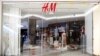 s membres du parti d'opposition Liberté économique ont saccagé le magasin de vêtements H & M de Sandton City après la dernière campagne de promotion de H&M comportant une photo d'un enfant noir avec un sweat-shirt recouvert de l'inscription : "Coolest monkey in the jungle" ("Le singe le plus cool de la jungle"), à Johannnesburg, 13 janvier 2018.