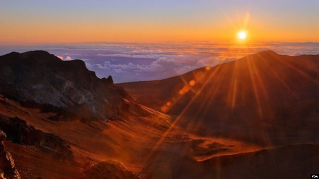 Gunung Haleakala yang terletak di Pulau Maui, Hawaii, menawarkan pemandangan indah kepada para wisatawan.