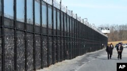 Des officiers patrouillent devant un prison en Pennsylvanie, le 13 janvier 2017.