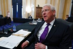 El senador Roger Wicker, republicano por Miss., Asiste a una reunión del Comité de Obras Públicas y Medio Ambiente del Senado en el Capitolio en Washington, el 26 de mayo de 2021.