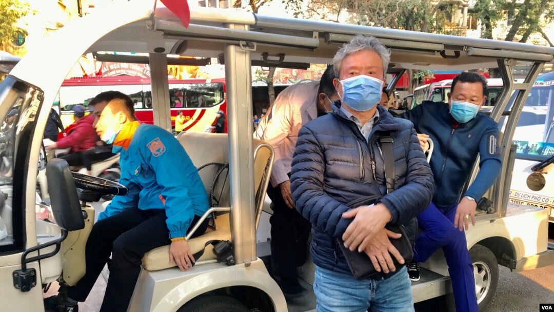 Du khách ở Hồ Hoàn Kiếm, Hà Nội, đeo khẩu trang phòng virus Corona, ngày 31/1/2020