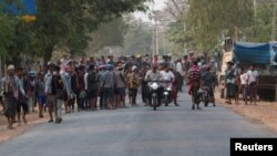 Demonstran terlihat sebelum bentrokan dengan pasukan keamanan di Taze, Wilayah Sagaing, Myanmar 7 April 2021. (Foto: REUTERS)