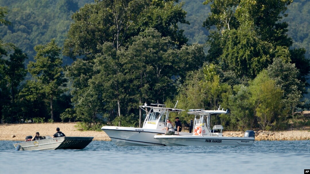 Petugas berpatroli di sekitar kapal terbalik, Jumat malam, 20 Juli 2018, yang mengakibatkan sedikitnya 13 tewas di Table Rock Lake, Branson, Missouri.(Foto AP / Charlie Riedel).