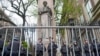 Policías hacen guardia afuera de la Universidad de Columbia después de despejar el campus de manifestantes, mientras las tensiones en los campus universitarios de EEUU crecen por la guerra en Gaza, el 18 de abril de 2024, en Nueva York.