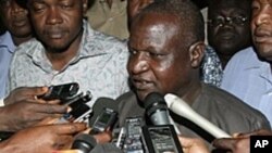 记者们围着尼日利亚劳工大会负责人(资料照片)