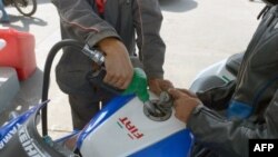 Un employé recharge une motocyclette avec du carburant dans une station-service le 16 septembre 2013 à Rabat.