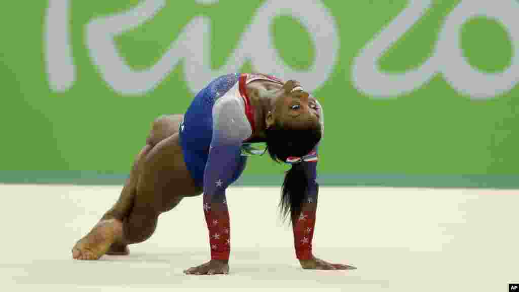 Simone Biles au sol lors de la competition,&nbsp;à Rio, le 16 août 2016.