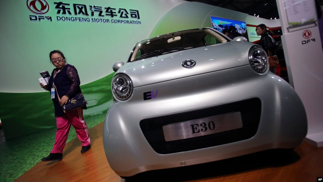 E30 EV, mobil listrik kecil buatan perusahaan pemerintah China Dongfeng Motor Co., dipamerkan di China International Industry Fair di Shanghai (5/11). 