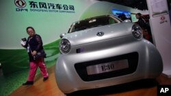 E30 EV, mobil listrik kecil buatan perusahaan pemerintah China Dongfeng Motor Co., dipamerkan di China International Industry Fair di Shanghai (5/11). 