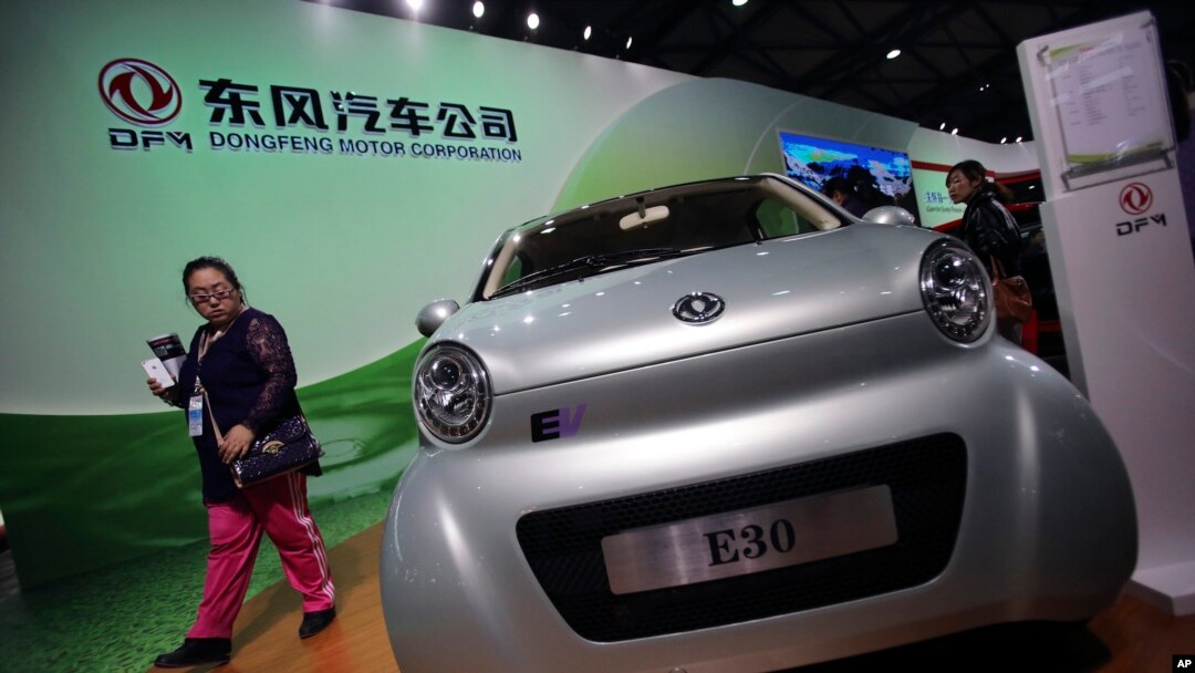 Pengunjung melihat mobil listrik E30 EV buatan perusahaan China Dongfeng Motor Co., di pameran industri China di Shanghai. (Foto: Dok)