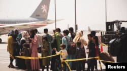 Evakuasi warga sipil di Bandara Internasional Hamid Karzai, Kabul, Afghanistan 18 Agustus 2021. (Korps Marinir AS/Staff Sersan Victor Mancilla/Handout via REUTERS)