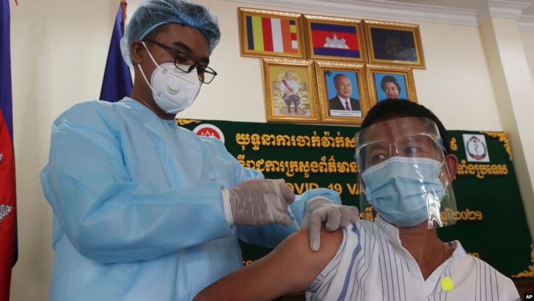 Seorang jurnalis divaksinasi COVID-19 Sinovac di kantor Kementerian Penerangan, Phnom Penh, Kamboja, Rabu, 7 April 2021. (AP Photo/Heng Sinith)
