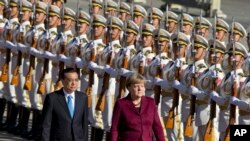 2015年10月29日德国总理默克尔应邀访问中国，在欢迎仪式上由中国国务院总理李克强陪同检阅三军仪仗队。