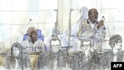 Illustration de Tito Barahira et Octavien Ngenzi, dans le box des accusés pour le génocide au Rwanda, à Paris, le 2 mai 2018.