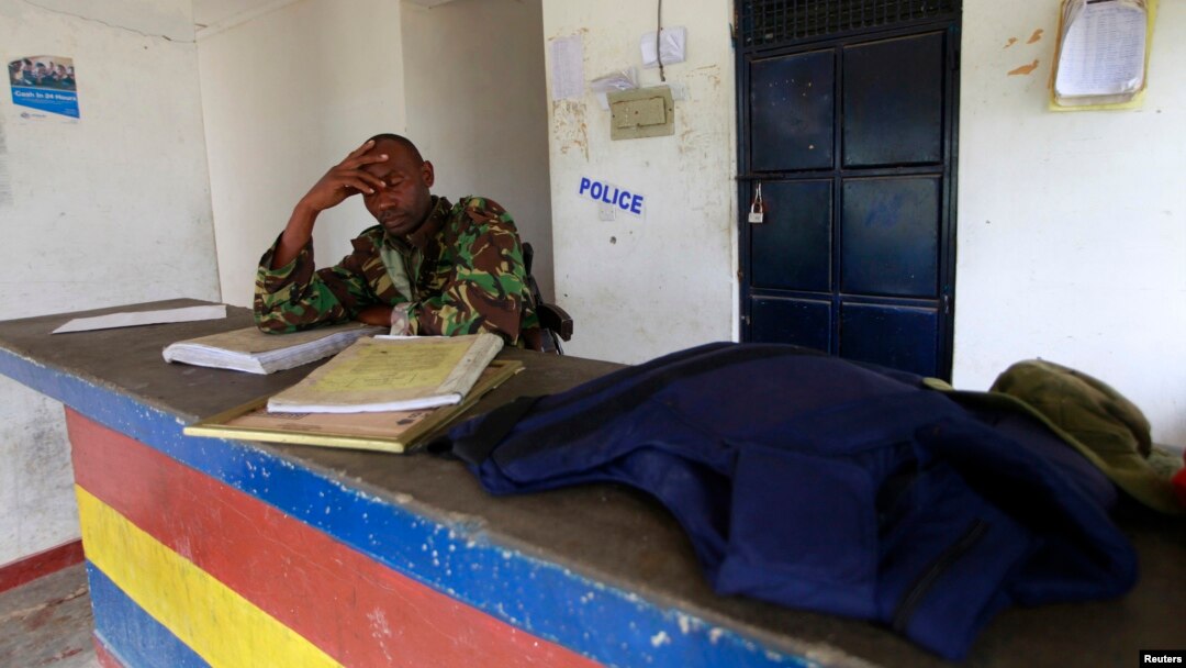 Polisi di Gamba, Kenya, menyusul serangan maut oleh kawanan pria bersenjata, Juli 2014.
