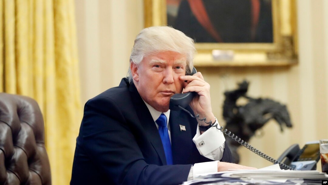 Presiden AS Donald Trump melakukan pembicaraan telepon di Gedung Putih. (Foto: Dok)
