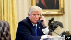 Presiden AS Donald Trump melakukan pembicaraan telepon di Gedung Putih. (Foto: Dok)
