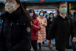27일 중국 베이징 전철역의 신종 코로나바이러스 예방 마스크를 착용한 시민들.