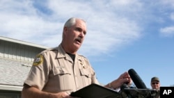 加州特哈马郡助理治安官菲尔·约翰斯顿向媒体介绍案情。（2017年11月14日）