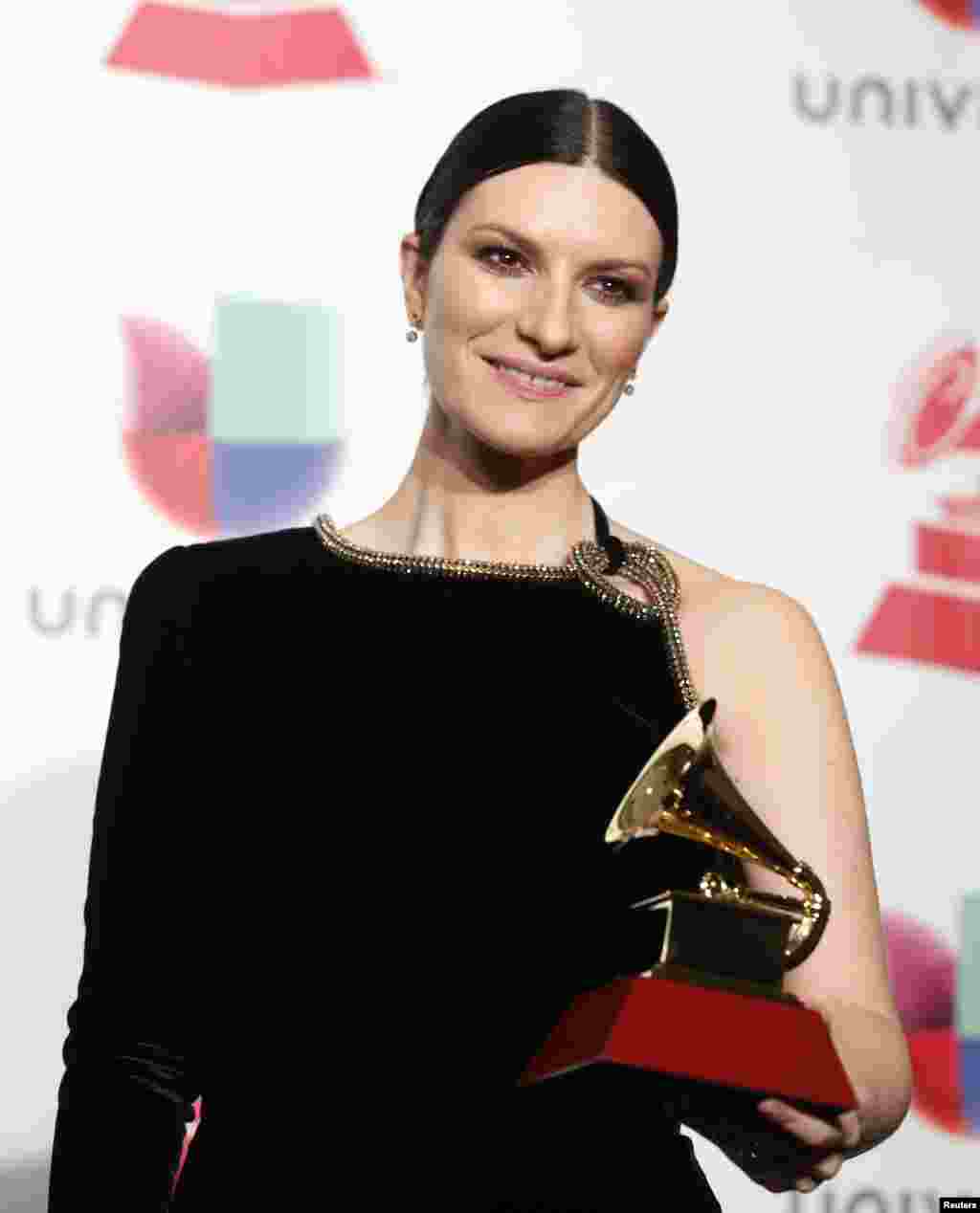 La cantautora italiana, Laura Pausini posa con su premio por Mejor Álbum Vocal Pop Tradicional por "Hazte Sentir". 