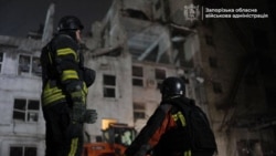 Para petugas SAR di lokasi yang terkena serangan rudal Rusia di Kota Zaporizhzhia, Rabu, 10 Desember 2024. (Foto: Telegram /@ivan_fedorov_zp / AFP)