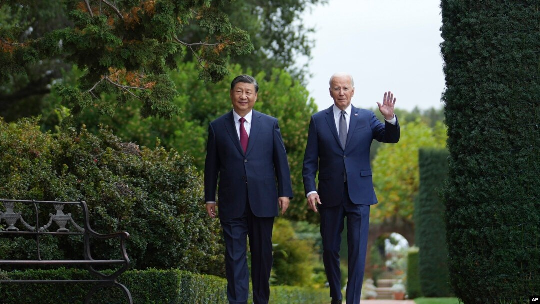 Presiden AS Joe Biden (kanan) dan Presiden China Xi Jinping berjalan beriringan di area taman di Filoli Estat di Woodside, California, pada 15 November 2023. Pertemuan keduanya berlangsung di sela KTT APEC. (Foto: Doug Mills/The New York Times via AP, Pool)