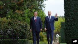 Presiden AS Joe Biden (kanan) dan Presiden China Xi Jinping berjalan beriringan di area taman di Filoli Estat di Woodside, California, pada 15 November 2023. Pertemuan keduanya berlangsung di sela KTT APEC. (Foto: Doug Mills/The New York Times via AP, Pool)