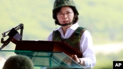 La presidenta taiwanesa, Tsai Ing-wen habla a los militares de su país durante el desarrollo de unos ejercicios militares en el sur de la isla, en agosto de 2016.