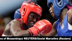 Alcinda Panguana (de azul) contra Elizabeth Akinyi (de vermelho) REUTERS/Ueslei Marcelino