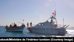 Une opération de sauvetage de la Garde maritime tunisienne en Méditerranée, 17 février 2018. (Facebook/Ministère de l'Intérieur tunisien)