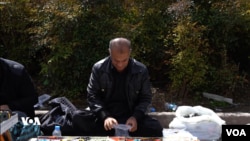 تەسبیح فرۆشێک لە ناو بازاڕی هەولێر