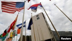 Bendera Amerika terlihat di depan markas UNESCO di Paris, Perancis (foto: dok). 