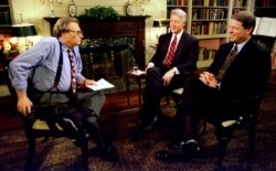 l presidente Clinton y el vicepresidente Al Gore son entrevistados por Larry King el 5 de junio de 1995 en la Casa Blanca.