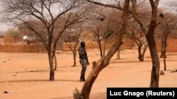 Un soldat burkinabè monte la garde dans un village de Gorgadji dans la région du Sahel, au Burkina Faso, le 3 mars 2019.