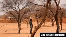 Un soldat Burkinabè monte la garde dans le village de Gorgadji dans la région du Sahel, au Burkina Faso, le 3 mars 2019. 