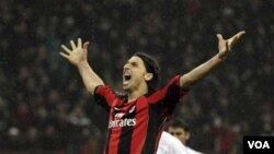 Striker AC Milan, Zlatan Ibrahimovic, merayakan gol saat klubnya mengalahkan Napoli (foto: dok).