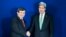 Ahmet Davutoğlu ve John Kerry, Münih'te gazetecilere poz verirken