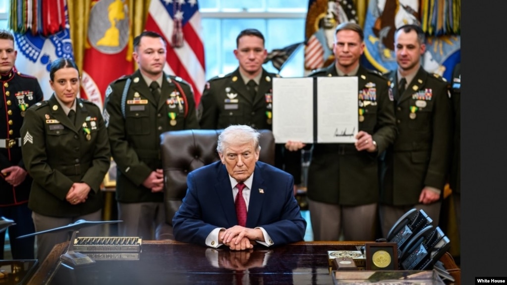 特朗普总统在白宫的一次仪式上向一些美国陆军和海军陆战队军人颁发边境防卫勋章。（2025年12月15日）