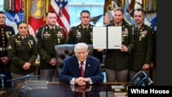 特朗普总统在白宫的一次仪式上向一些美国陆军和海军陆战队军人颁发边境防卫勋章。（2025年12月15日）