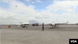 菲律賓在克拉克空軍基地接收南韓產的兩架新式噴氣戰機。（視頻截圖）